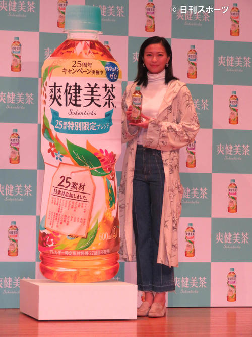 爽健美茶のイベントに出席した栄倉奈々