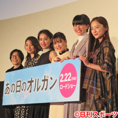 映画「あの日のオルガン」の舞台あいさつを行った左から平松恵美子監督、三浦透子、戸田恵梨香、大原桜子、佐久間由衣、堀田真由