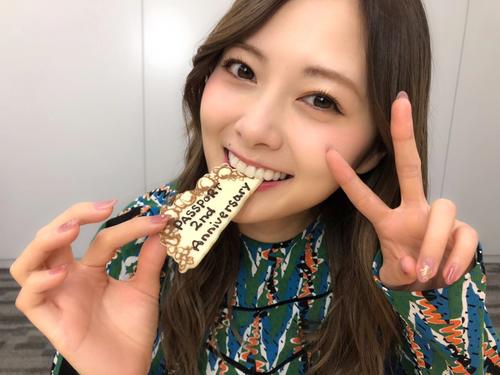 写真集「パスポート」の発売2周年をケーキでお祝いし、チョコレートをかじる白石麻衣