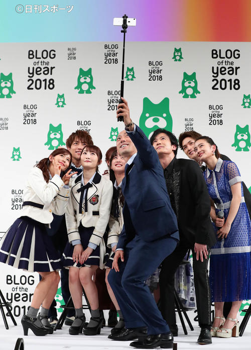 「BLOG of the year2018」で最優秀賞を受賞して受賞者たちと自撮りする市川海老蔵(中央)(撮影・丹羽敏通)