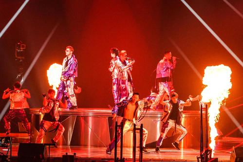 3年ぶりの全国ドームツアー千秋楽公演を行ったEXILE。前列左からNAOTO、AKIRA、白浜亜嵐、後列左からSHOKICHI、ATSUSHI、NESMITH
