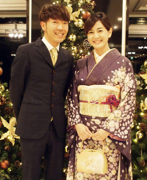 結婚を発表したアキナの秋山賢太（左）とABC塚本麻里衣アナ