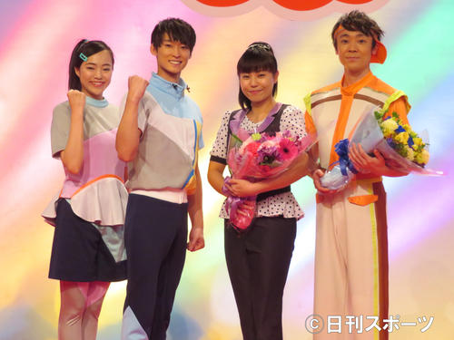 「おかあさんといっしょ」の会見に出席した左から新たな体操のお姉さんの秋元杏月、福尾誠、卒業する上原りさ、小林よしひさ