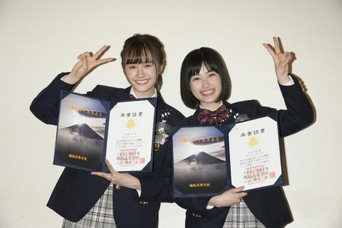 高校の卒業式に出席した尾碕真花(左)と井頭愛海