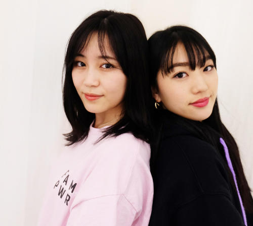 ゲーマーの鷲尾伶菜（左）と侍のような重留真波（撮影・Dream　Aya）