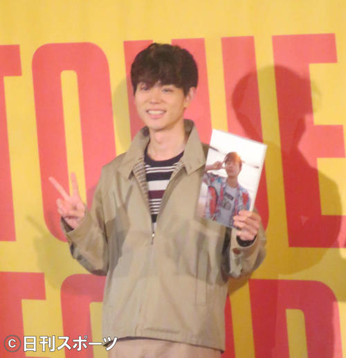 俳優生活10周年記念本の発売イベントを行った菅田将暉(撮影・大井義明)