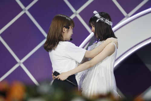 卒業コンサートで秋元真夏（左）と言葉を交わす西野七瀬