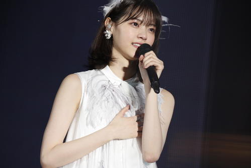 卒業コンサートであいさつする西野七瀬