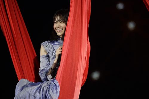 ブランコに乗って笑顔を見せる西野七瀬