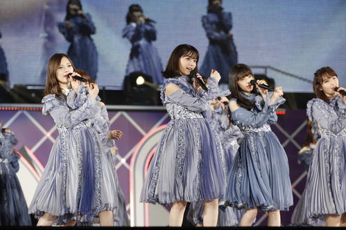 卒業コンサートでパフォーマンスする西野七瀬（左から2人目）。左から白石麻衣、1人おいて斎藤飛鳥、井上小百合