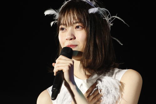 卒業コンサートであいさつする西野七瀬