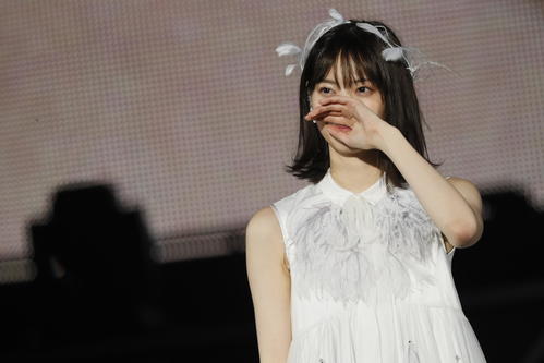 卒業コンサートで涙ぐむ西野七瀬