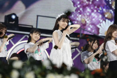 卒業コンサートで「帰り道は遠回りしたくなる」を歌う西野七瀬（中央）