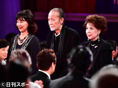 「第42回日本アカデミー賞」で会長功労賞を受賞した、左から岸恵子、吉田喜重、岡田茉莉子（撮影・小沢裕）