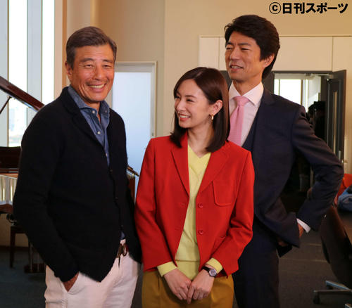 日本テレビ系「家売るオンナの逆襲」最終回にゲスト出演する舘ひろし（左）は、北川景子（中央）、仲村トオルと笑顔を見せる（撮影・小林千穂）