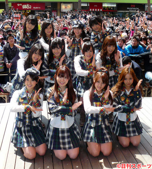 新曲「10年桜」大ヒット御礼イベントで、超満員の中、イベントを行うＡＫＢ48（2009年3月29日撮影）　