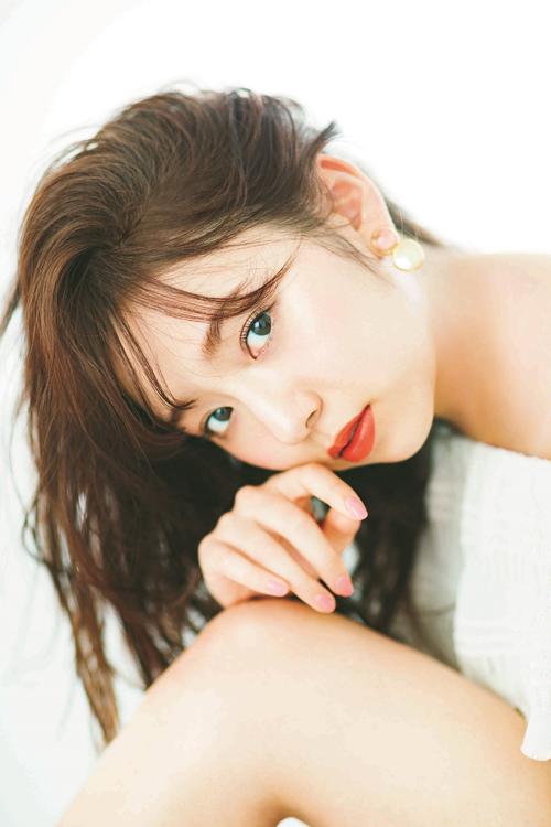 ファッション誌「andGIRL」のレギュラーモデルに就任した新内眞衣。ウェブメディア「Oggi.jp」のレギュラーモデルにも決まった