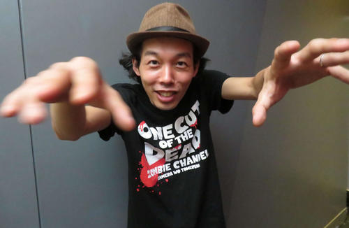 ニッカンスポーツコムの単独取材に応じ「カメラを止めるな！」の代名詞・ゾンビポーズを取る上田慎一郎監督（撮影・村上幸将）