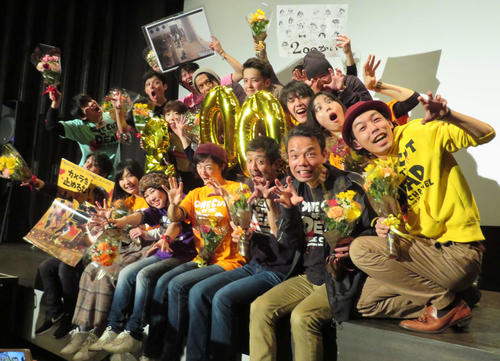 池袋シネマ・ロサで公開200日記念舞台あいさつを行った映画「カメラを止めるな！」の面々