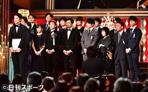 「第42回日本アカデミー賞」で話題賞を受賞し登壇する関係者たち（撮影・小沢裕）