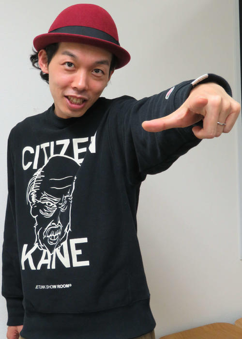 映画「市民ケーン」のTシャツを着て、ポーズを決める上田慎一郎監督（撮影・村上幸将）