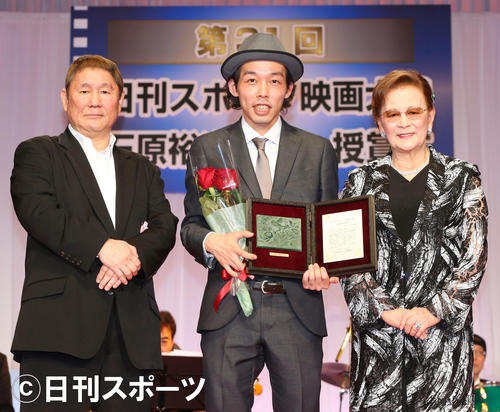 石原裕次郎賞を受賞した「カメラを止めるな！」上田慎一郎監督（中央）と北野武（左）、石原まき子さん（撮影・垰建太）