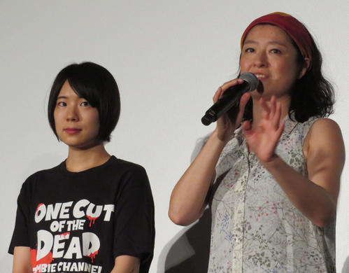 映画「カメラを止めるな！」拡大公開御礼舞台あいさつに登壇した真魚（左）と涙ながらに語る、しゅはまはるみ（撮影・村上幸将）