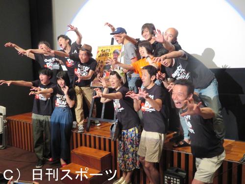 映画「カメラを止めるな！」上映後のトークイベントで記念撮影する上田慎一郎監督ら製作、出演陣（撮影・村上幸将）