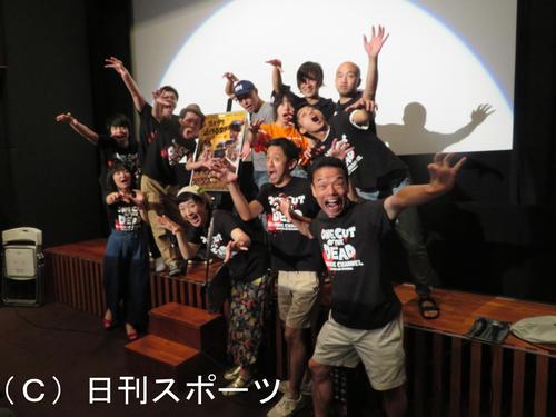映画「カメラを止めるな！」上映後のトークイベントで記念撮影する上田慎一郎監督ら製作、出演陣（撮影・村上幸将）