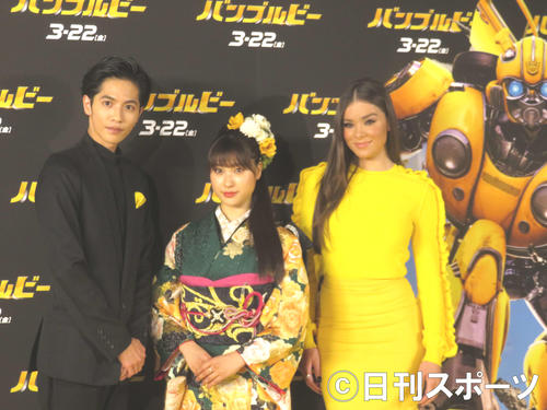 左から志尊淳、土屋太鳳、ヘイリー・スタインフェルド
