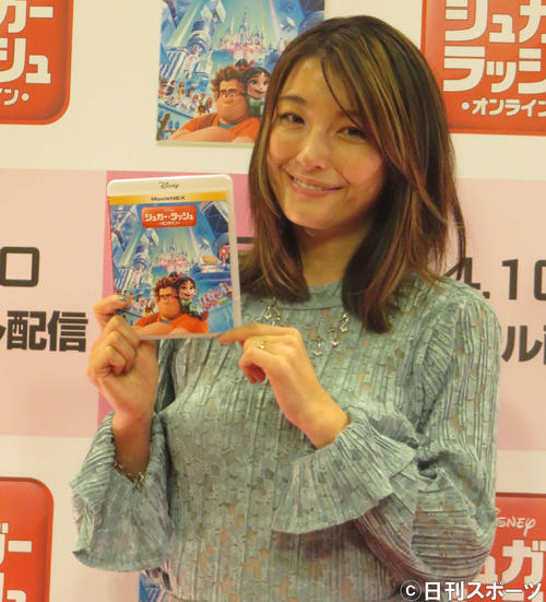 パッケージを落として、あせりながら写真撮影に応じる木下優樹菜