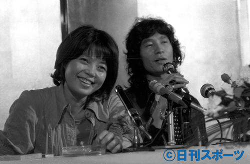 73年9月、内田裕也さん（右）との婚約を発表する樹木希林さん