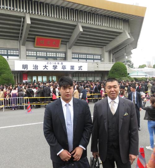 明大の卒業式に出席した小川雄勢（左）と父の直也氏（撮影・峯岸佑樹）