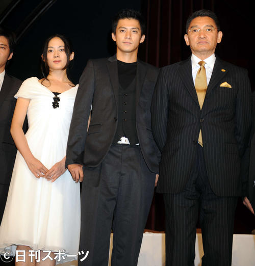 映画「TAJOMARU」の公開講座を東大・安田講堂で開講した左から柴本幸、小栗旬、萩原健一さん（2009年9月3日撮影）