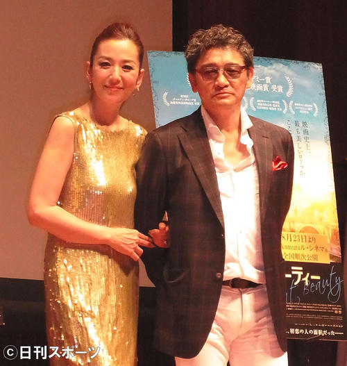 仲良く腕を組む萩原健一さんとリカ夫人（2014年8月7日撮影）
