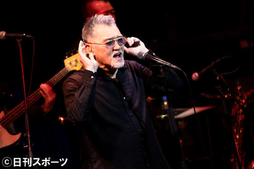 ライブで熱唱する萩原健一さん