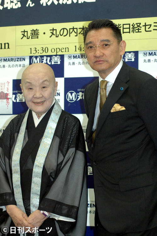 共著「不良のススメ」刊行記念イベントに出席した瀬戸内寂聴さん（左）と萩原健一さん（2009年7月12日撮影）