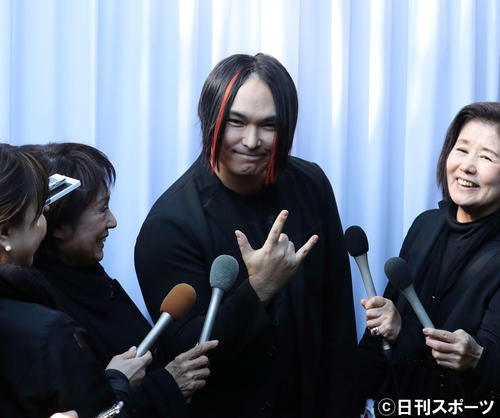 「内田裕也Rock’n　Roll葬」を終え、囲み取材でポーズを決める美勇士（撮影・河野匠）
