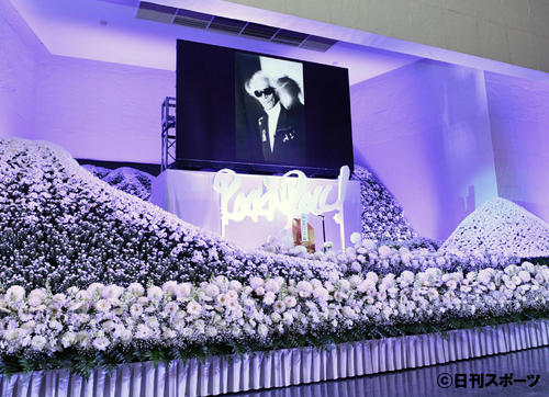 お別れの会「内田裕也　Rock’n　Roll葬」の祭壇に飾られた内田裕也さんの遺影（撮影・滝沢徹郎）