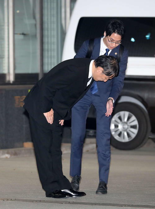 弁護士（後方）にうながされ頭を上げるピエール瀧容疑者（撮影・鈴木正人）