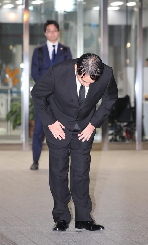 保釈され、頭を下げるピエール瀧被告（撮影・大野祥一）