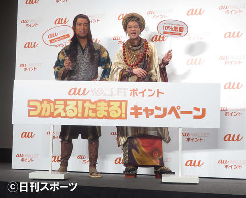 「au　WALLET　ポイント発表会」に出席した桐谷健太（左）と菅田将暉（撮影・大井義明）