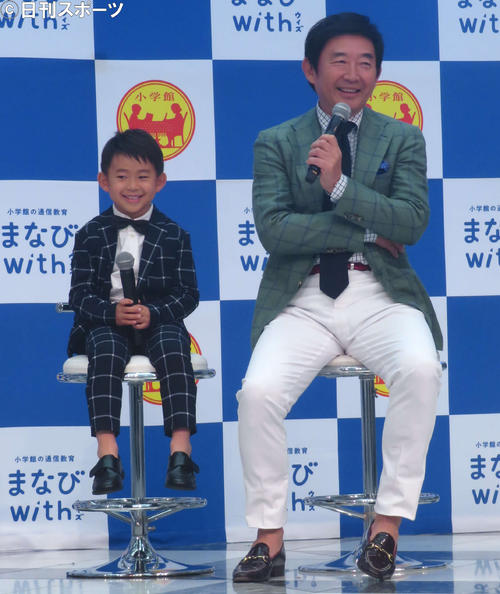 小学館「ナゾトキ学習イベント～Another　Visionからの挑戦状～」に出席した石田純一（右）理汰郎くん親子（撮影・大井義明）