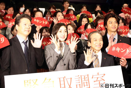 11日からスタートするドラマ「緊急取調室」の試写会見で、ファンを背に笑顔で記念撮影する、左から田中哲司、天海祐希、小日向文世、速水もこみち（撮影・浅見桂子）