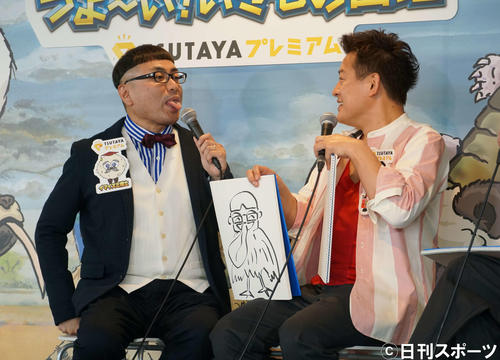 “高速ベロ”を披露するイジリー岡田（左）と笑顔のスピードワゴン井戸田潤（撮影・遠藤尚子）