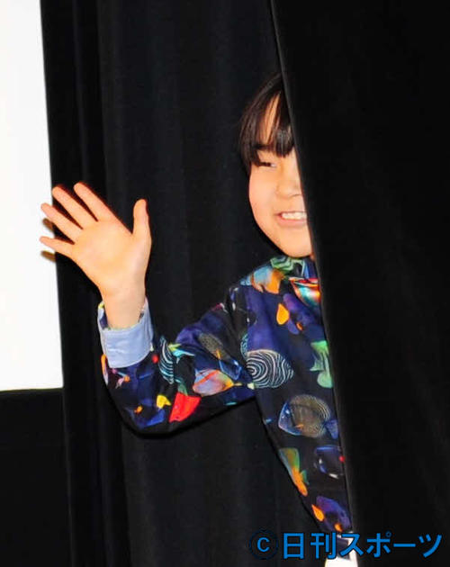 映画「ばあばは、だいじょうぶ」の完成披露舞台あいさつでカーテン越しにファンに手を振る寺田心（撮影・松本久）