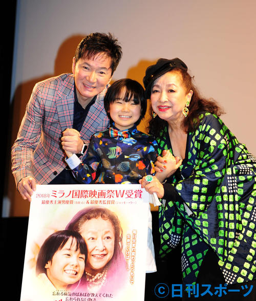 映画「ばあばは、だいじょうぶ」の完成披露舞台あいさつを行った、左からジャッキー・ウー監督、寺田心、冨士真奈美（撮影・松本久）