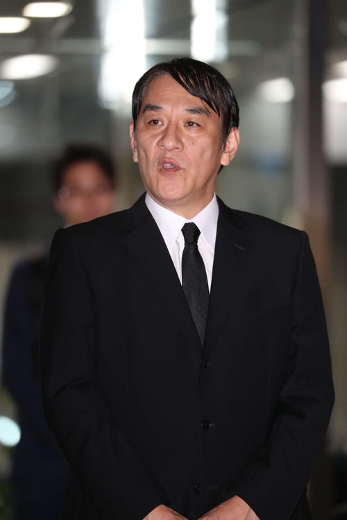 保釈され、謝罪するピエール瀧被告（撮影・大野祥一）