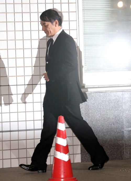 保釈されたピエール瀧容疑者（撮影・鈴木正人）