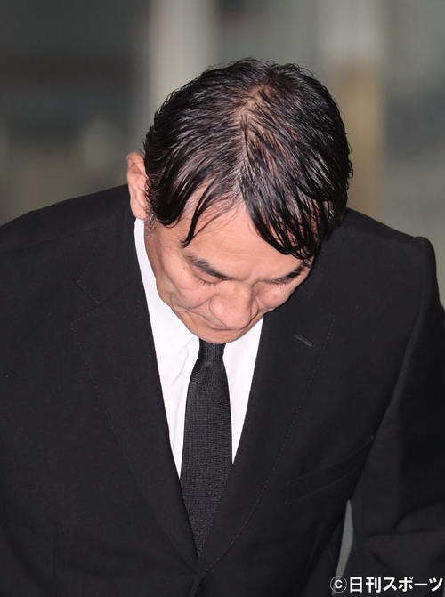 保釈され、頭を下げるピエール瀧被告（撮影・大野祥一）